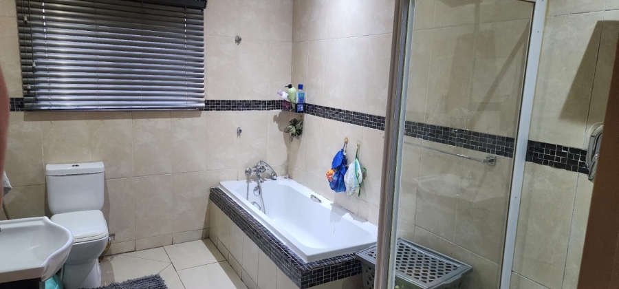 6 Bedroom Property for Sale in Zinniaville North West